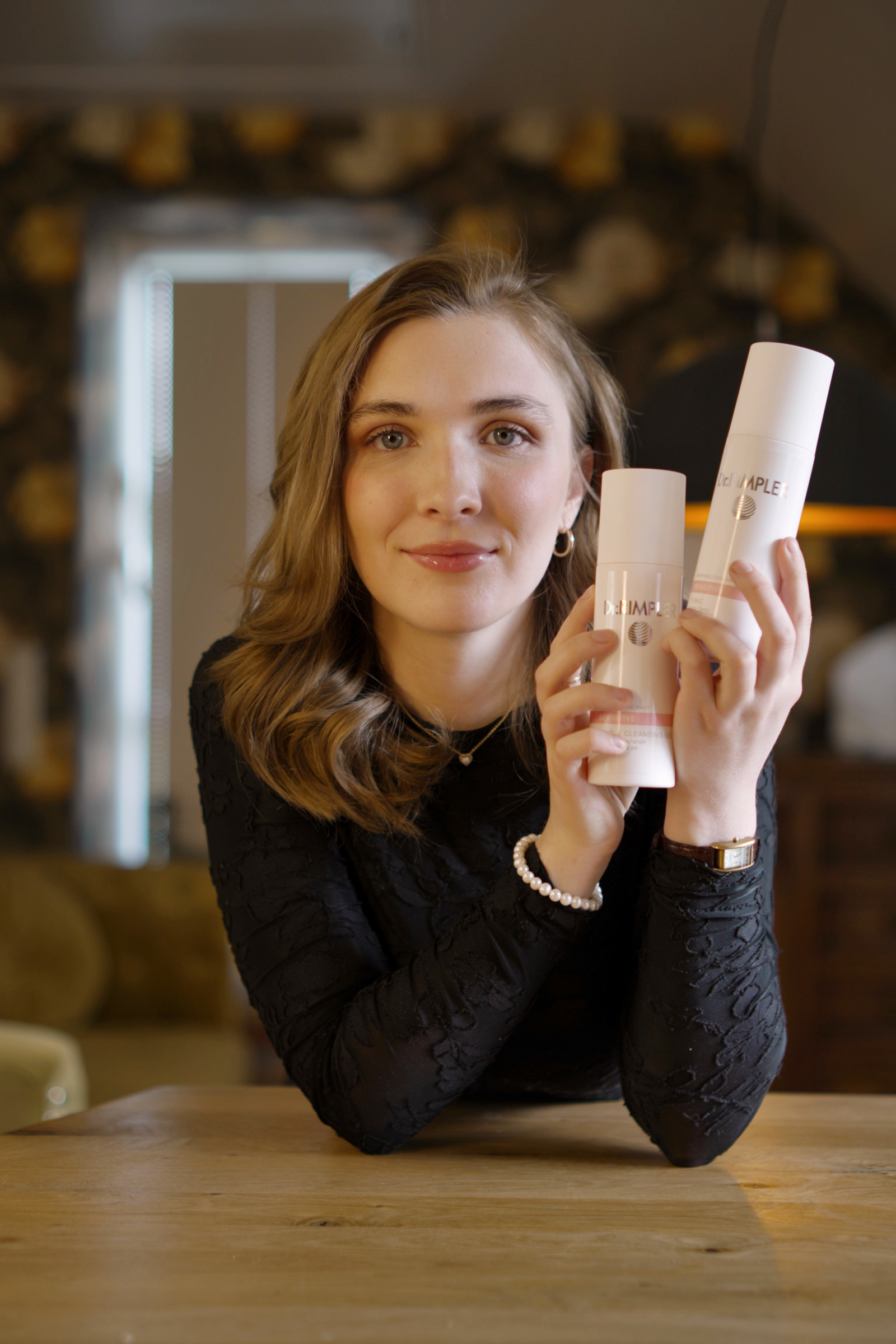 Maria Jänsch mit Dr. Rimpler Produkten